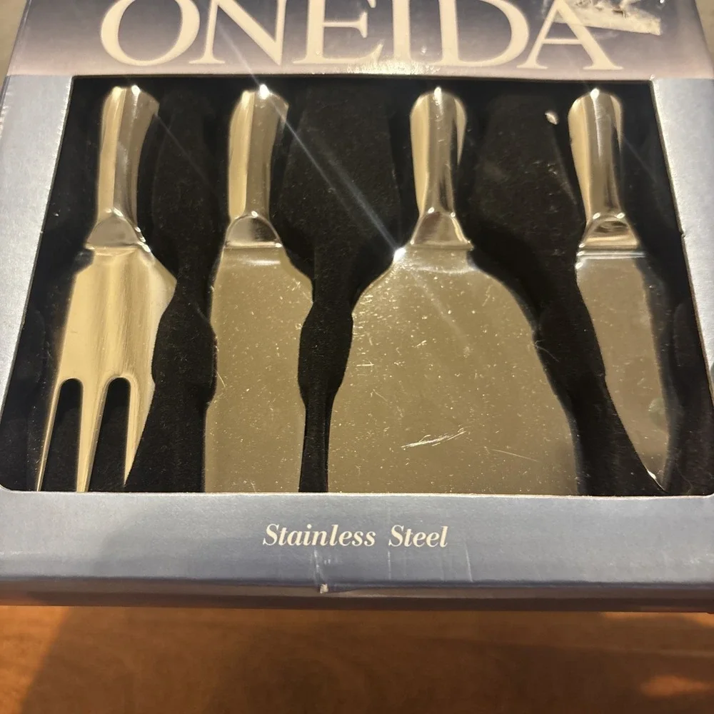 New in Box Oneida Stainless Steel 4 Piece Cheese Tools‎ Appetizer Tray Tools